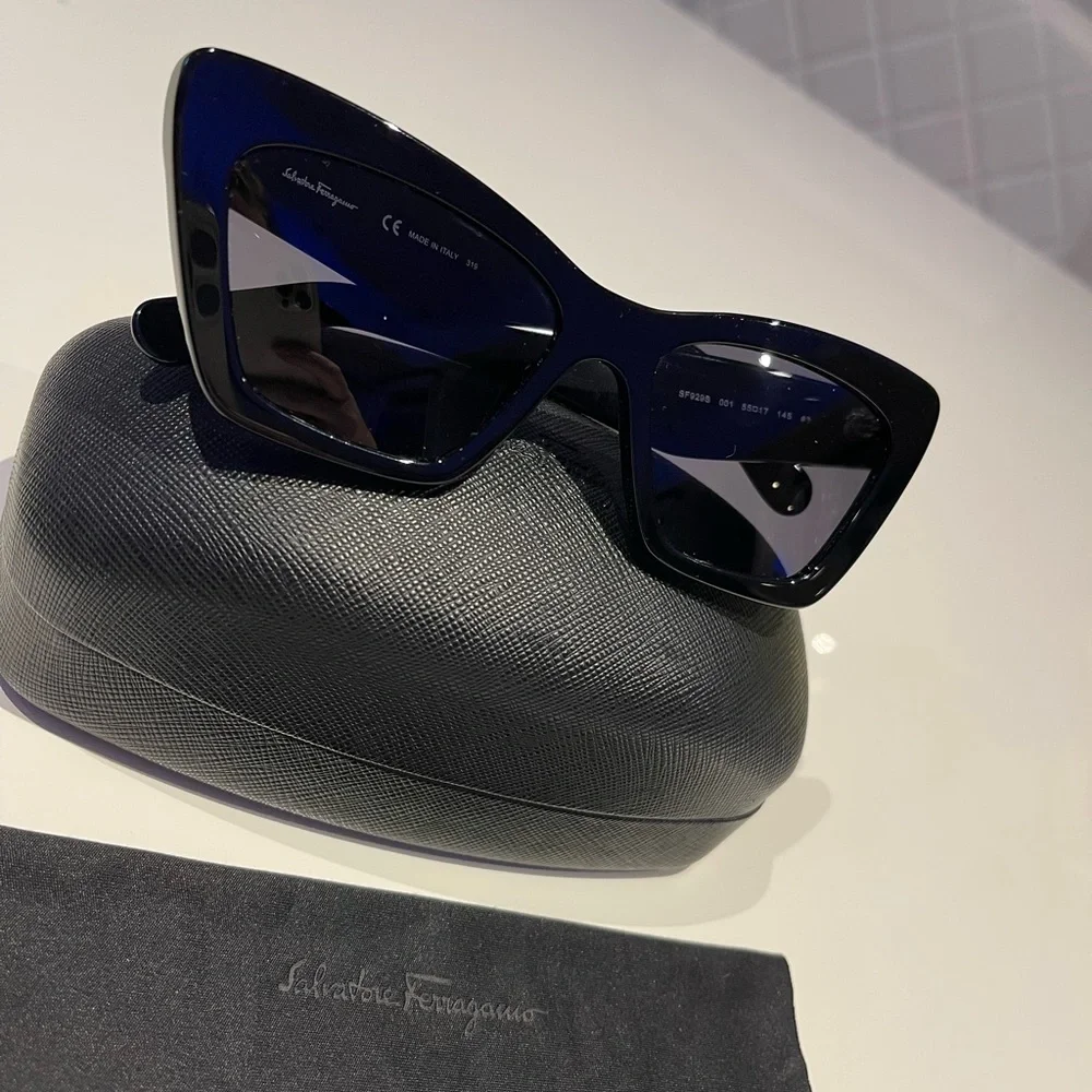 Salvatore Ferragamo, authentic black cat-eye sunglasses - Picture 5 of 7